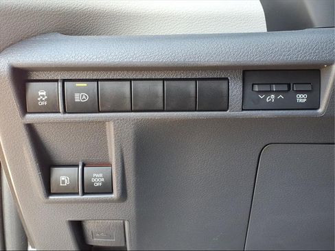 Used 2023 Toyota Sienna XLE image 26