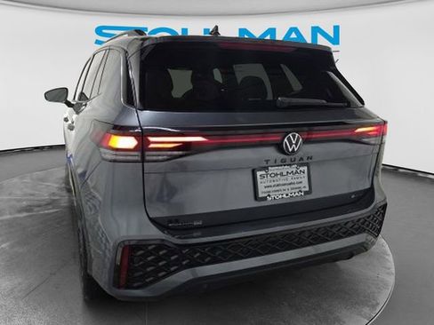 Used 2025 Volkswagen Tiguan SE R-Line AWD/4WD image 4