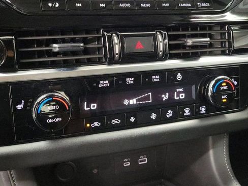 Used 2024 Nissan Pathfinder SL w/ SL Premium Package FWD image 30