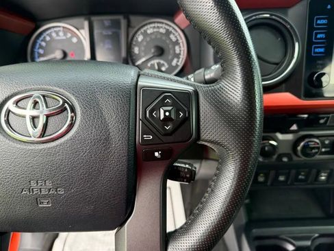 Used 2017 Toyota Tacoma TRD Off-Road AWD/4WD image 18