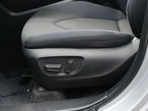 Used 2024 Toyota Highlander LE AWD/4WD image 11