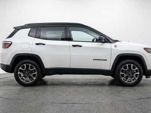 Used 2025 Jeep Compass Trailhawk image 11