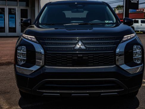 New 2025 Mitsubishi Outlander ES image 2
