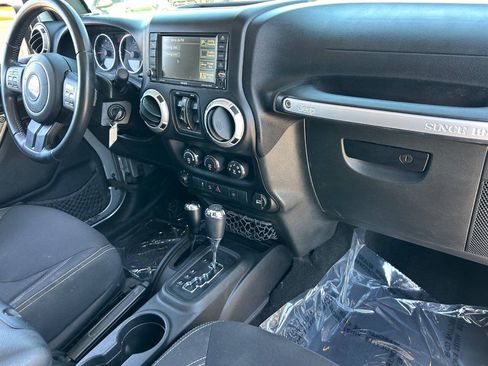 Used 2016 Jeep Wrangler Unlimited Sahara w/ Connectivity Group AWD/4WD image 13