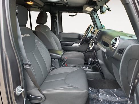 Used 2018 Jeep Wrangler Unlimited Sahara w/ Connectivity Group AWD/4WD image 15