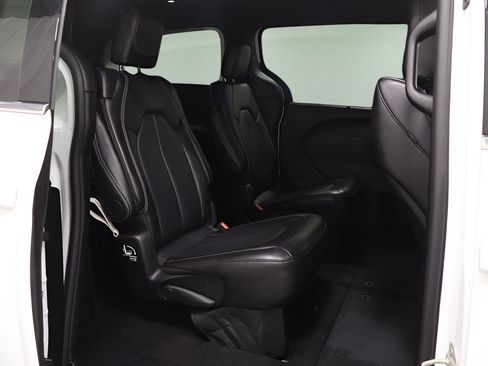 Certified 2025 Chrysler Pacifica Select FWD image 17