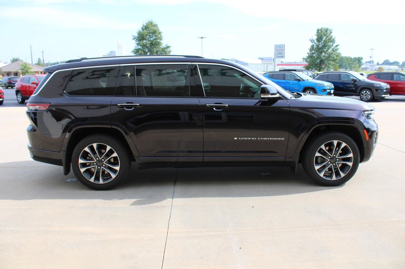 Certified 2022 Jeep Grand Cherokee L Overland w/ Advanced Protech Group III AWD/4WD image 6