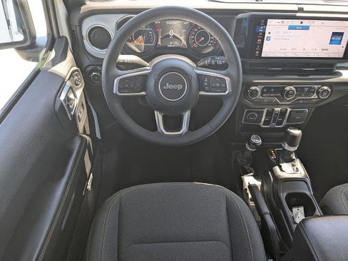 Used 2025 Jeep Wrangler Unlimited Sahara AWD/4WD image 16