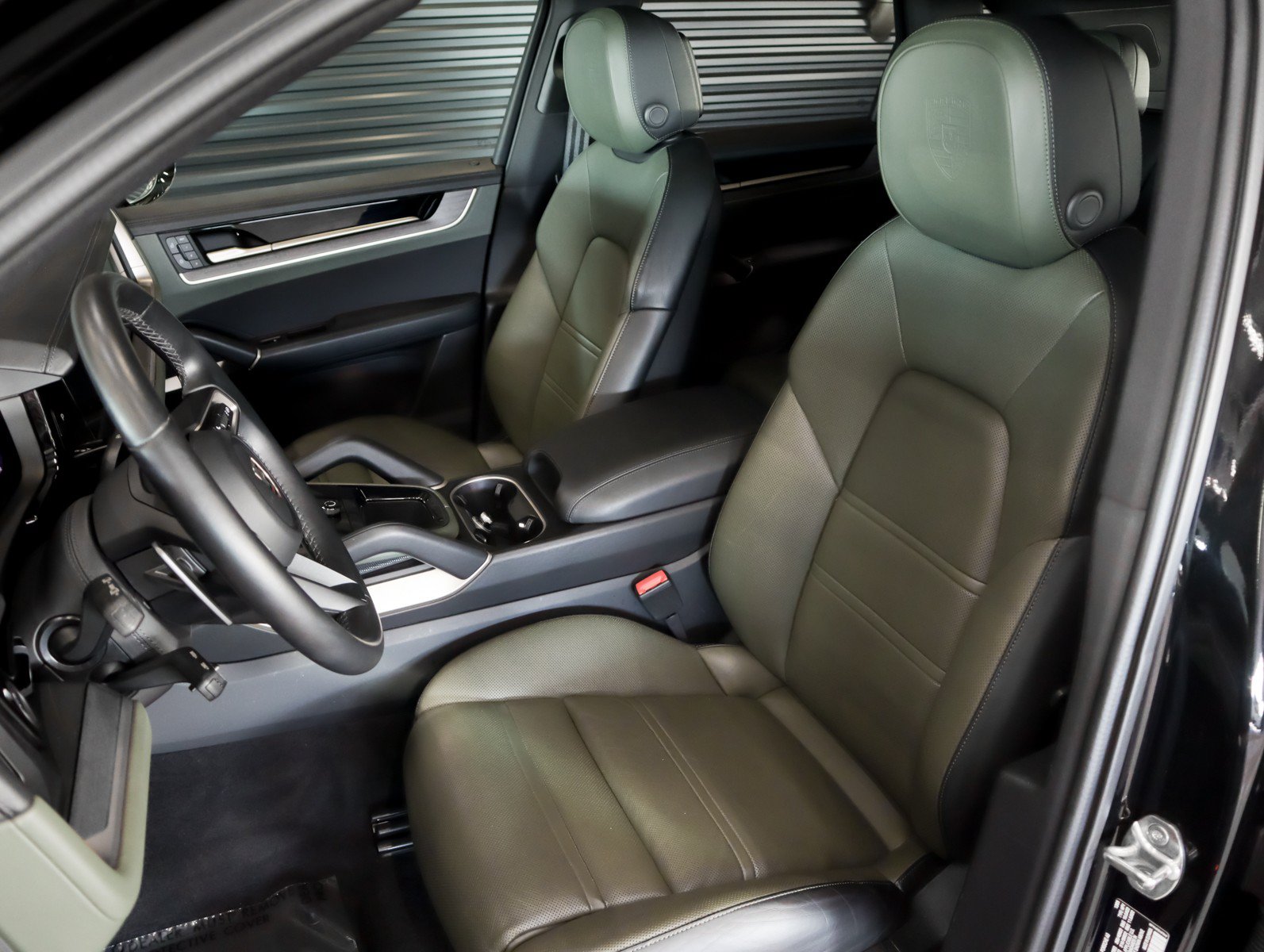 Certified 2024 Porsche Cayenne w/ Premium Package AWD/4WD image 5