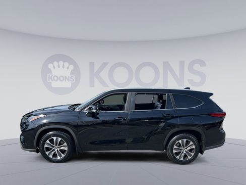 Used 2023 Toyota Highlander XLE AWD/4WD image 2