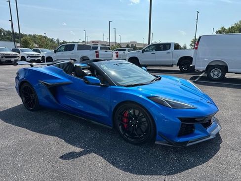 Used 2025 Chevrolet Corvette Z06 w/ Z07 Performance Package RWD image 3