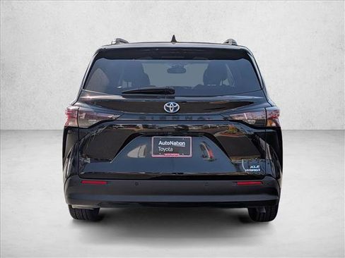 Used 2024 Toyota Sienna XLE FWD image 7