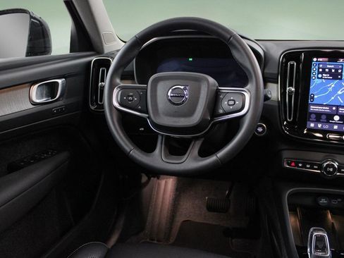 Certified 2025 Volvo XC40 B5 Plus AWD/4WD image 18