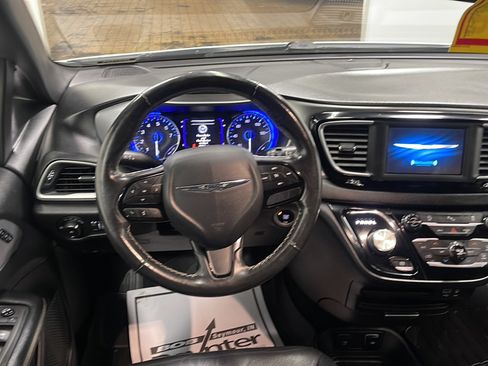 Used 2020 Chrysler Pacifica Touring-L w/ S Appearance Package FWD image 3