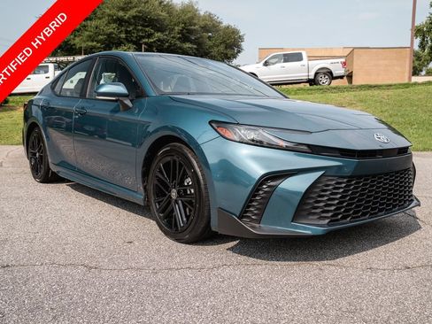 Used 2025 Toyota Camry SE FWD image 9
