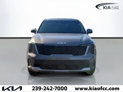 Used 2024 Kia Sorento LX FWD image 2