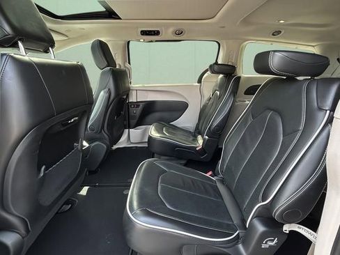 Used 2024 Chrysler Pacifica Limited FWD image 24
