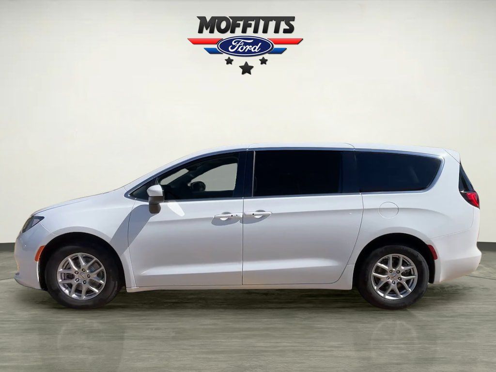 Used 2023 Chrysler Voyager LX FWD image 2