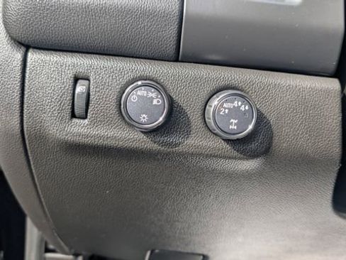 Used 2022 Chevrolet Colorado LT AWD/4WD image 16