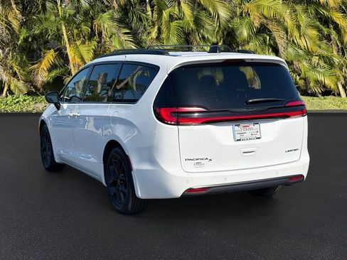 Used 2025 Chrysler Pacifica Limited FWD image 8