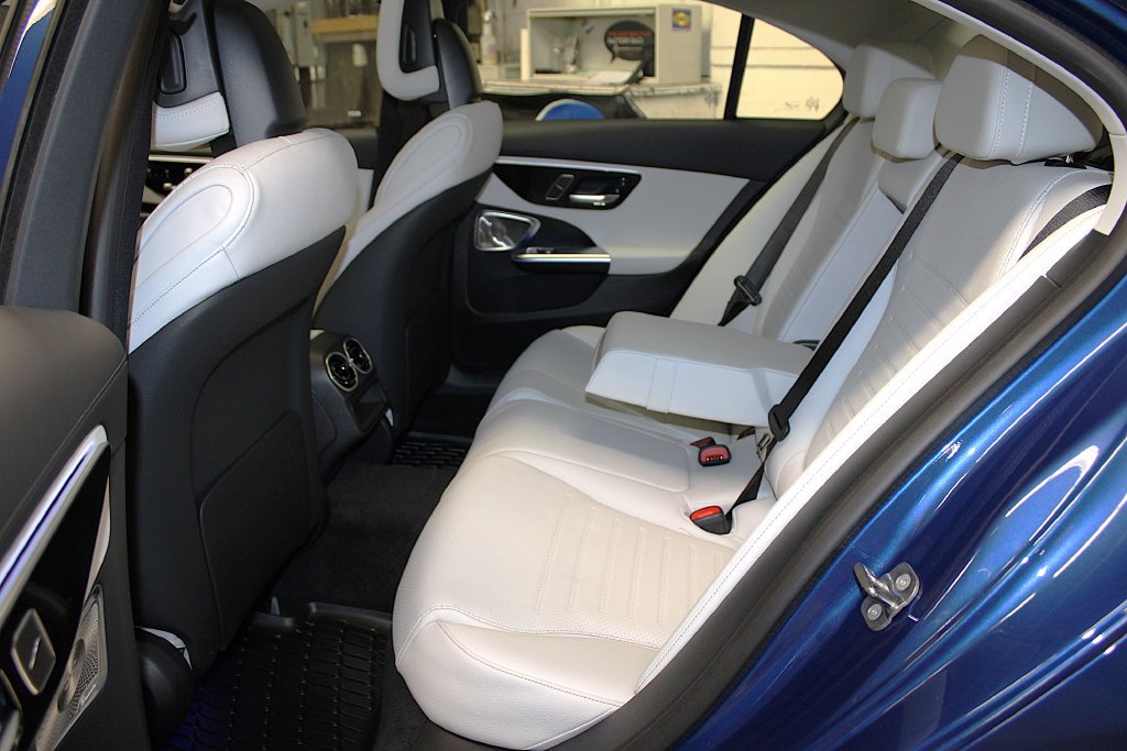 Used 2026 Mercedes-Benz C 300 4MATIC Sedan image 32