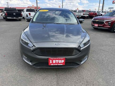 Used 2017 Ford Focus SE FWD image 2