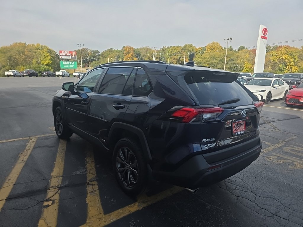Used 2022 Toyota RAV4 XLE Premium AWD/4WD image 7