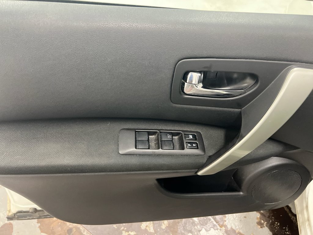 Used 2013 Nissan Rogue SV AWD/4WD image 20