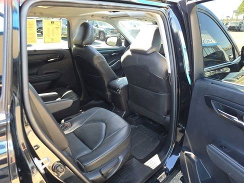Used 2021 Toyota Highlander XLE FWD image 43