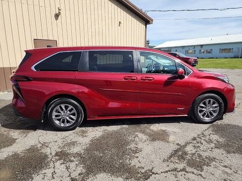 Used 2021 Toyota Sienna LE image 9