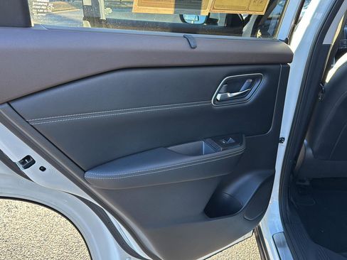 Used 2021 Nissan Rogue Platinum image 15