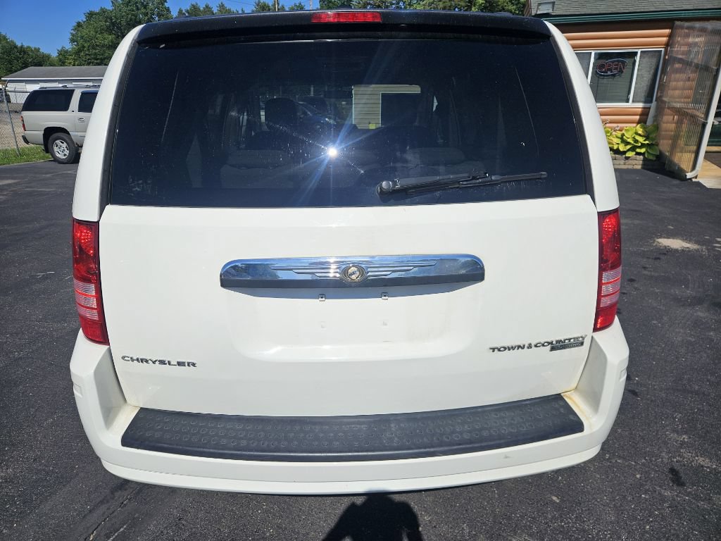 Used 2009 Chrysler Town & Country Touring FWD image 8