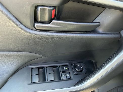 Used 2021 Toyota RAV4 LE AWD/4WD image 17