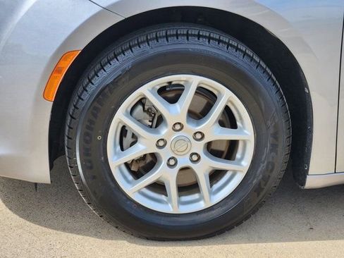 Used 2020 Chrysler Pacifica Touring-L image 17