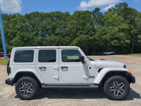 New 2026 Jeep Wrangler Unlimited Sahara AWD/4WD image 2