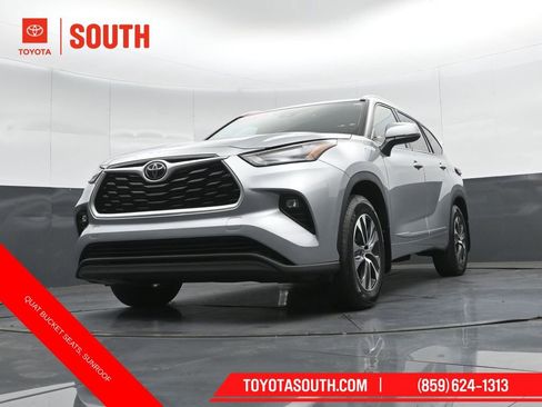 Used 2022 Toyota Highlander XLE AWD/4WD image 45