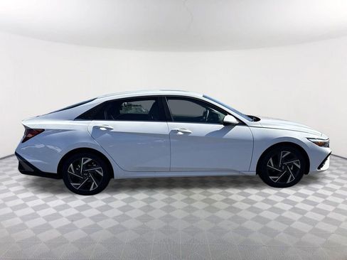 New 2025 Hyundai Elantra SEL image 4