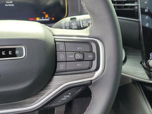 Used 2023 Jeep Wagoneer Series III w/ Premium Group I image 23