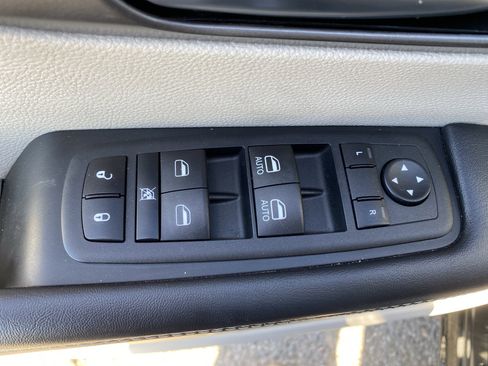 Used 2023 Chrysler Pacifica Touring-L FWD image 21