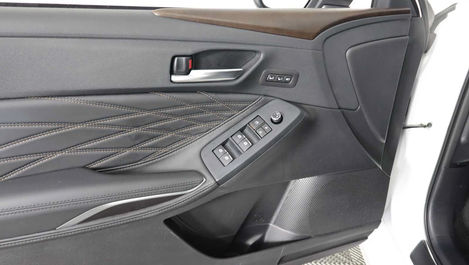 Used 2022 Toyota Avalon Limited w/ Advanced Safety Package FWD image 16