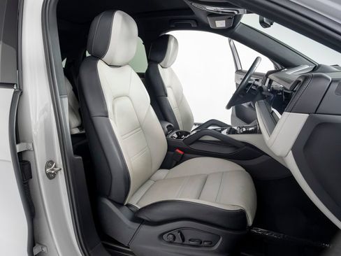 Certified 2024 Porsche Cayenne Coupe AWD/4WD image 38
