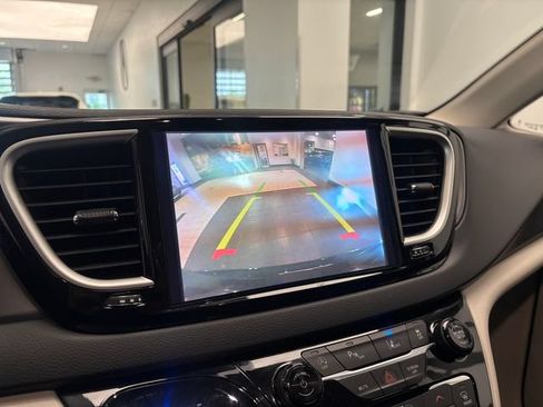 Used 2023 Chrysler Pacifica Touring-L FWD image 17
