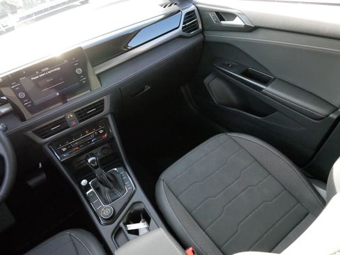 Certified 2025 Volkswagen Taos SE image 11