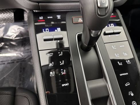 Certified 2025 Porsche Macan AWD/4WD image 31