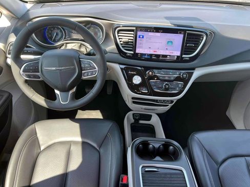 Certified 2023 Chrysler Pacifica Touring-L FWD image 14
