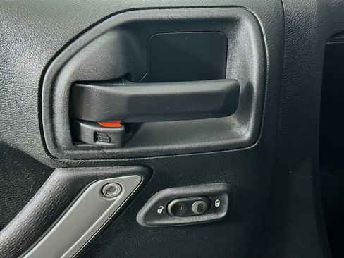 Used 2017 Jeep Wrangler Unlimited Sahara w/ Connectivity Group image 15