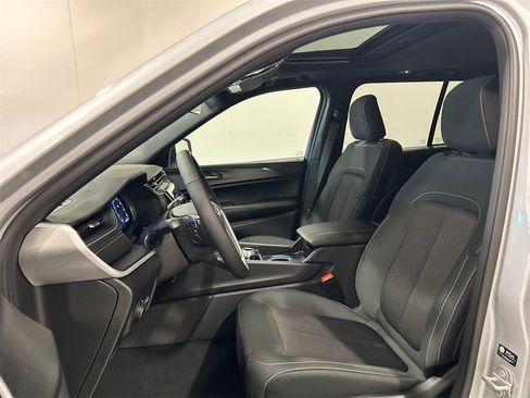 New 2025 Jeep Grand Cherokee 4WD image 15