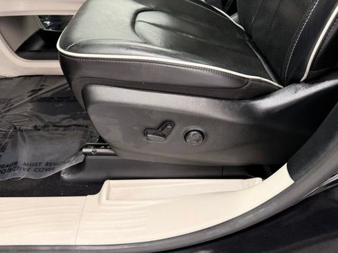 Used 2023 Chrysler Pacifica Limited FWD image 13