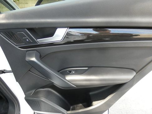 Used 2020 Audi Q5 e Premium Plus image 37