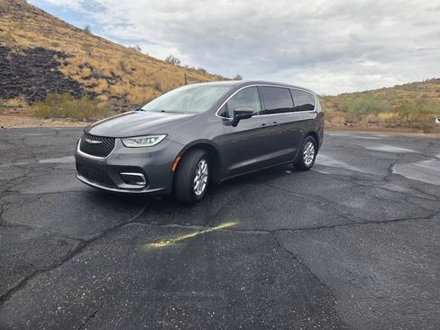 Used 2023 Chrysler Pacifica Touring-L FWD image 1